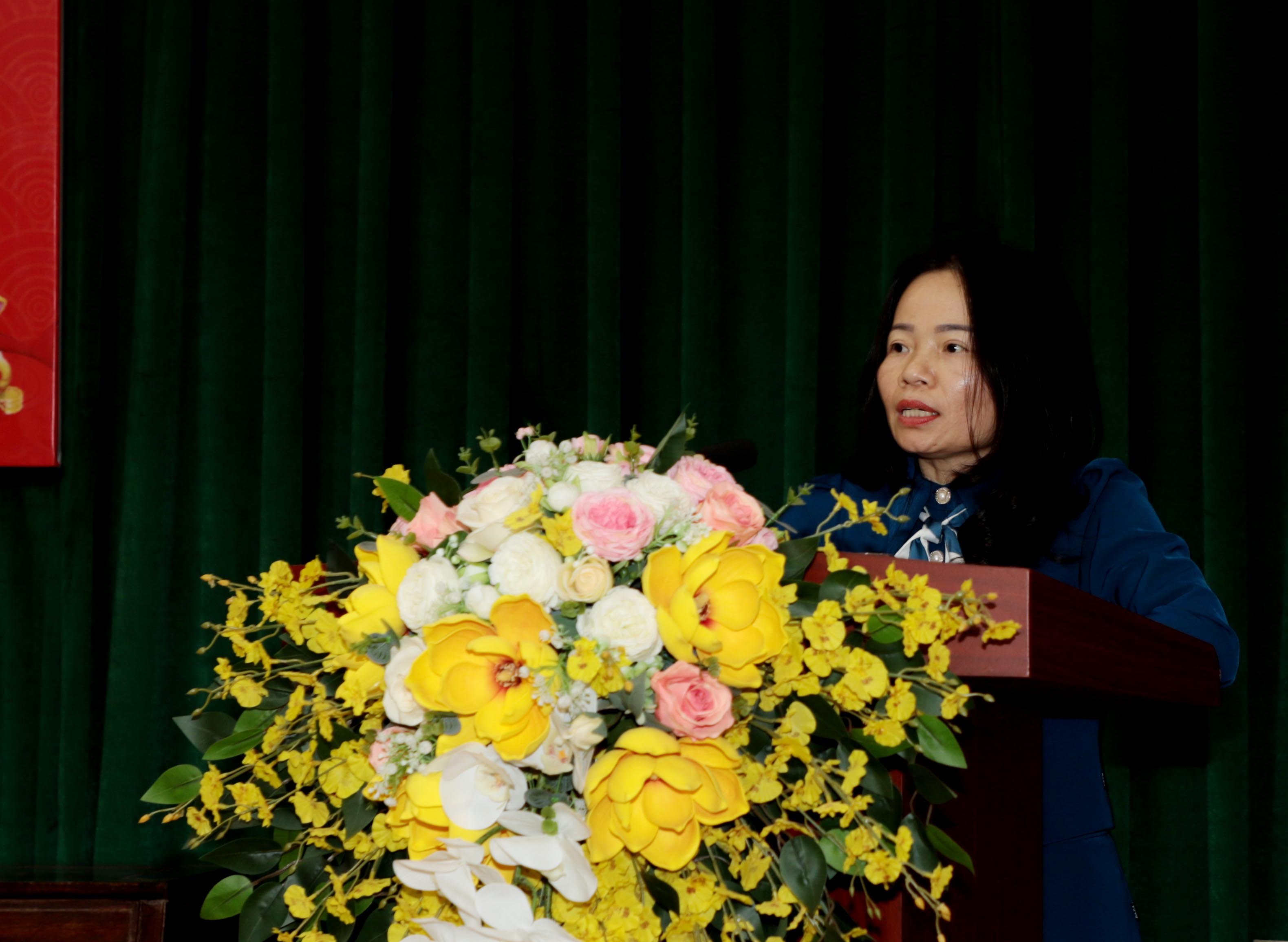 1 Bà Lục Việt Hoa  báo cáo các hoạt động chăm lo đời sống vật chất và tinh thần cho đoàn viên công đoàn Ngành Y tế năm 2022.jpg