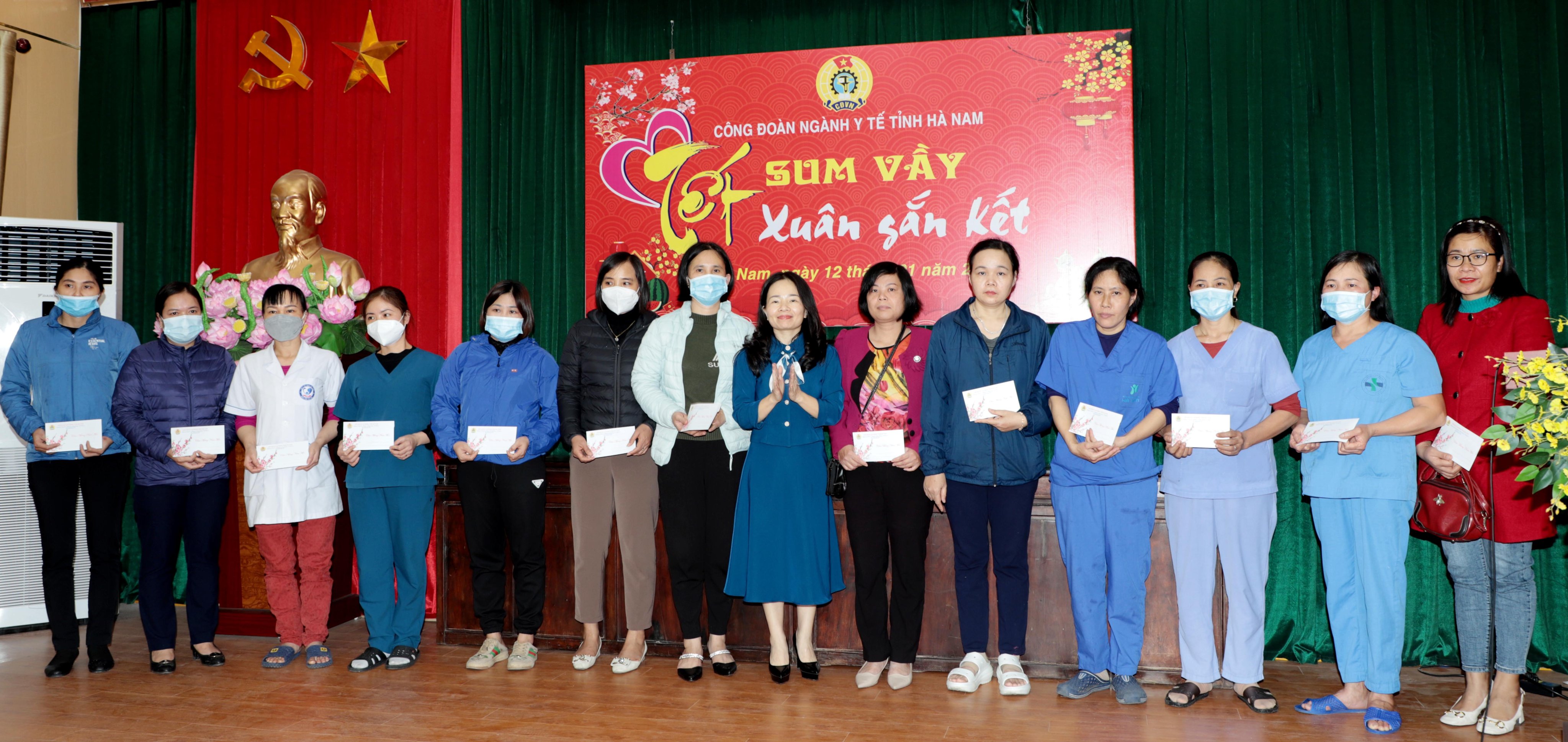 5 Bà Lục Việt Hoa - Chủ tịch Công đoàn Ngành Y tế tặng quà cho các đoàn viên công đoàn có hoàn cảnh khó khăn trong Chương trình “Tết sum vầy - Xuân gắn kết”.jpg