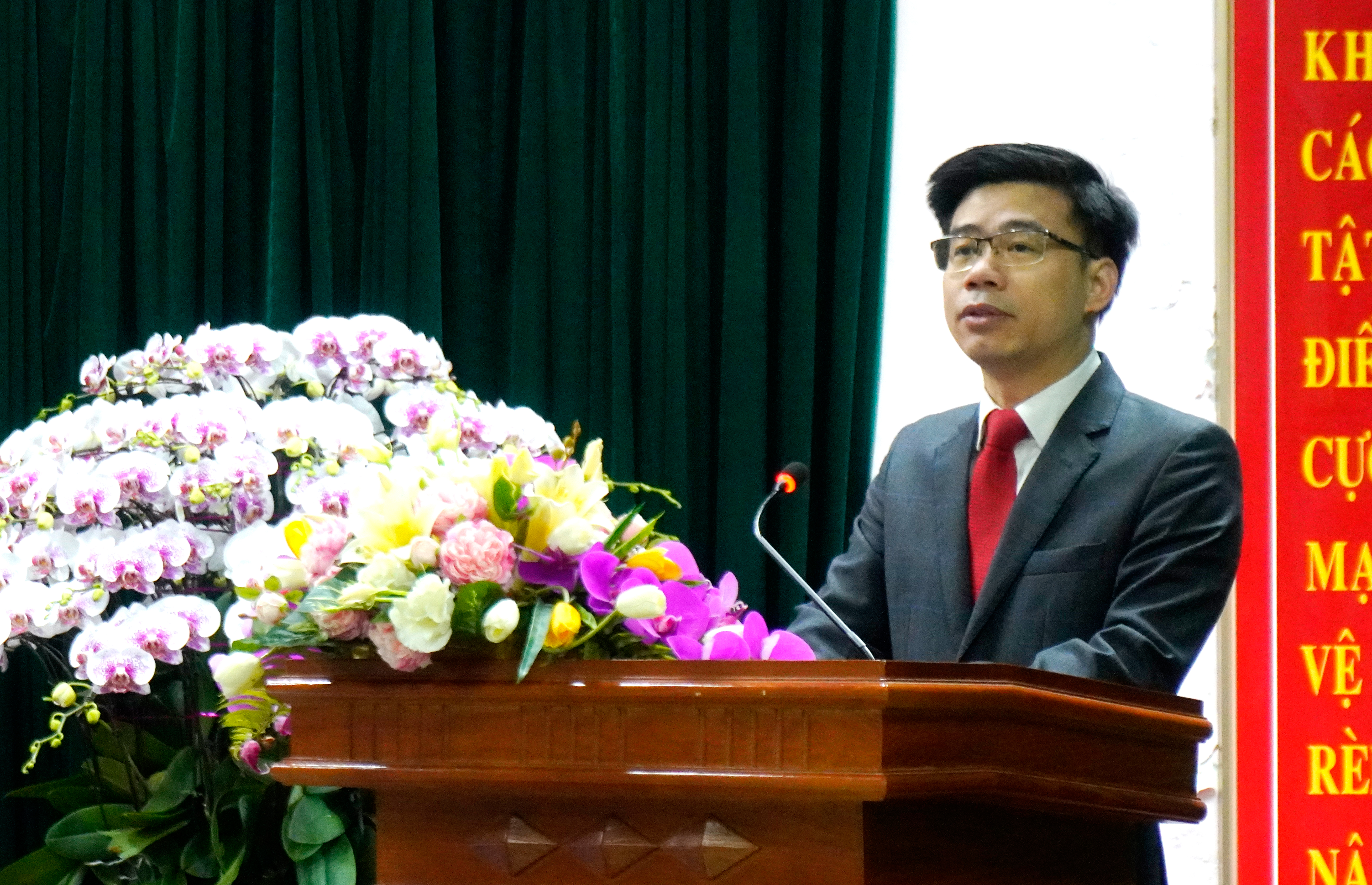 2 Ông Phan Anh Phong – Giám đốc Bệnh viện Đa khoa tỉnh báo cáo với các đồngchí trong đoàn về công tác khám, chữa bệnh của đơn vị trong năm 2022.jpg