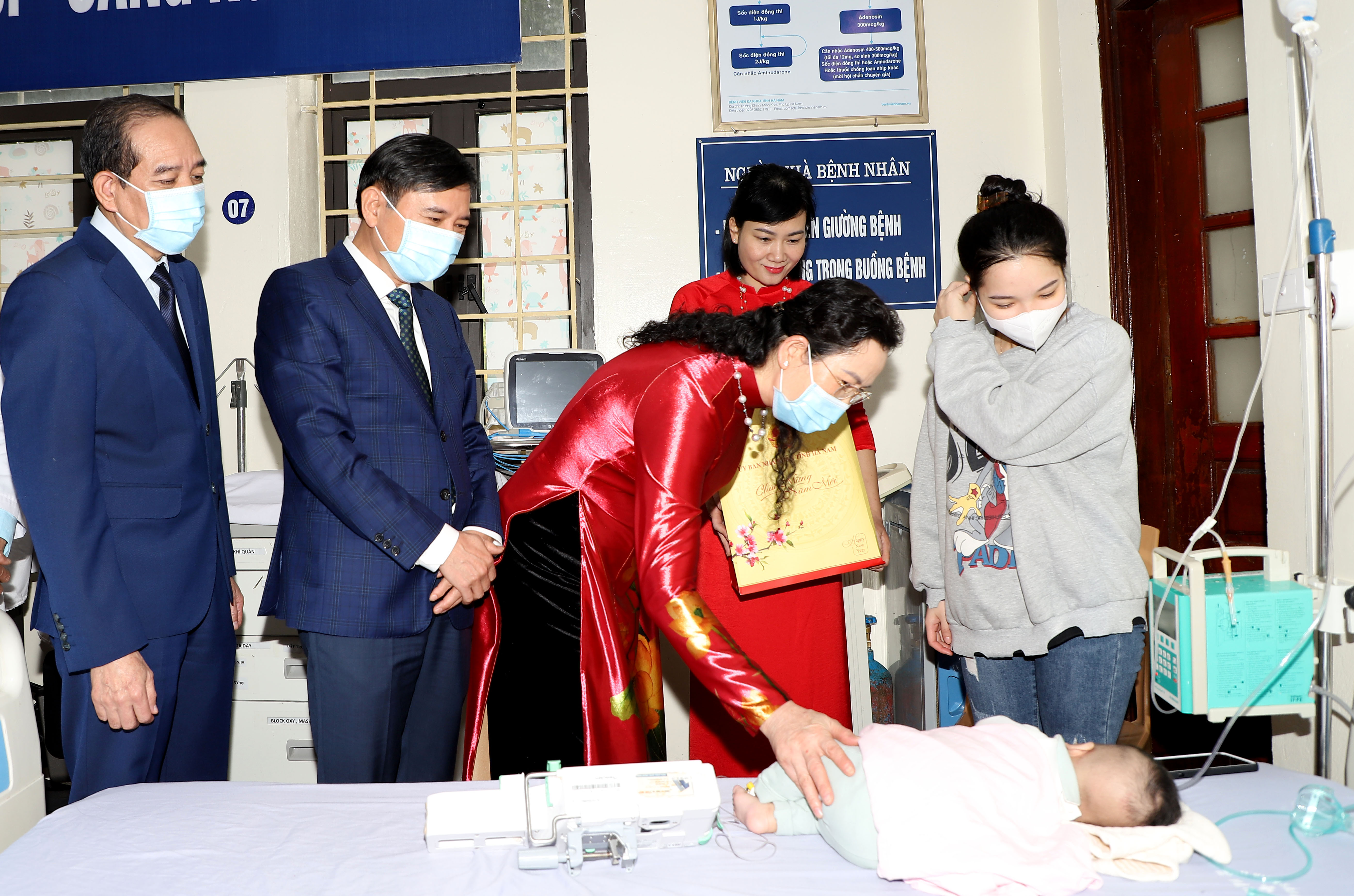 4 Đồng chí Lê Thị Thủy, Ủy viên Trung ương Đảng, Bí thư Tỉnh ủy, Chủ tịch HĐND tỉnh thăm, tặng quà các bệnh nhân đang điều trị tại Bệnh viện Đa khoa tỉnh.JPG