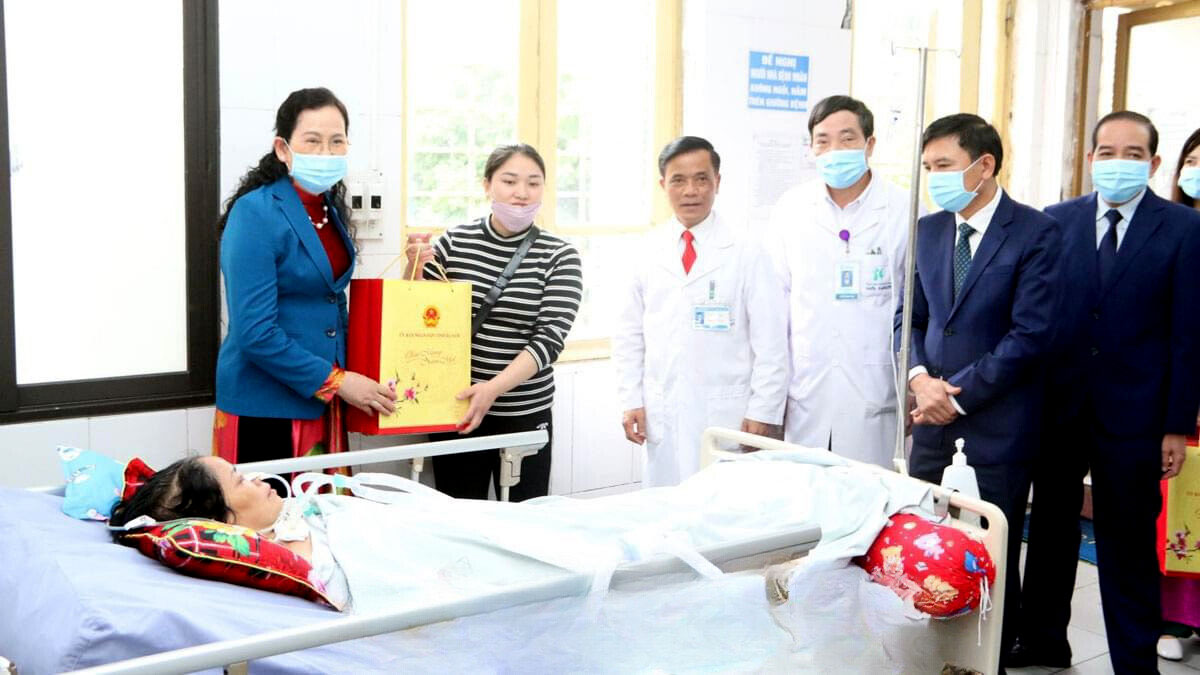 6 Đồng chí Lê Thị Thủy, Ủy viên Trung ương Đảng, Bí thư Tỉnh ủy, Chủ tịch HĐND tỉnh thăm, tặng quà các bệnh nhân đang điều trị tại Bệnh viện Đa khoa tỉnh.jpg