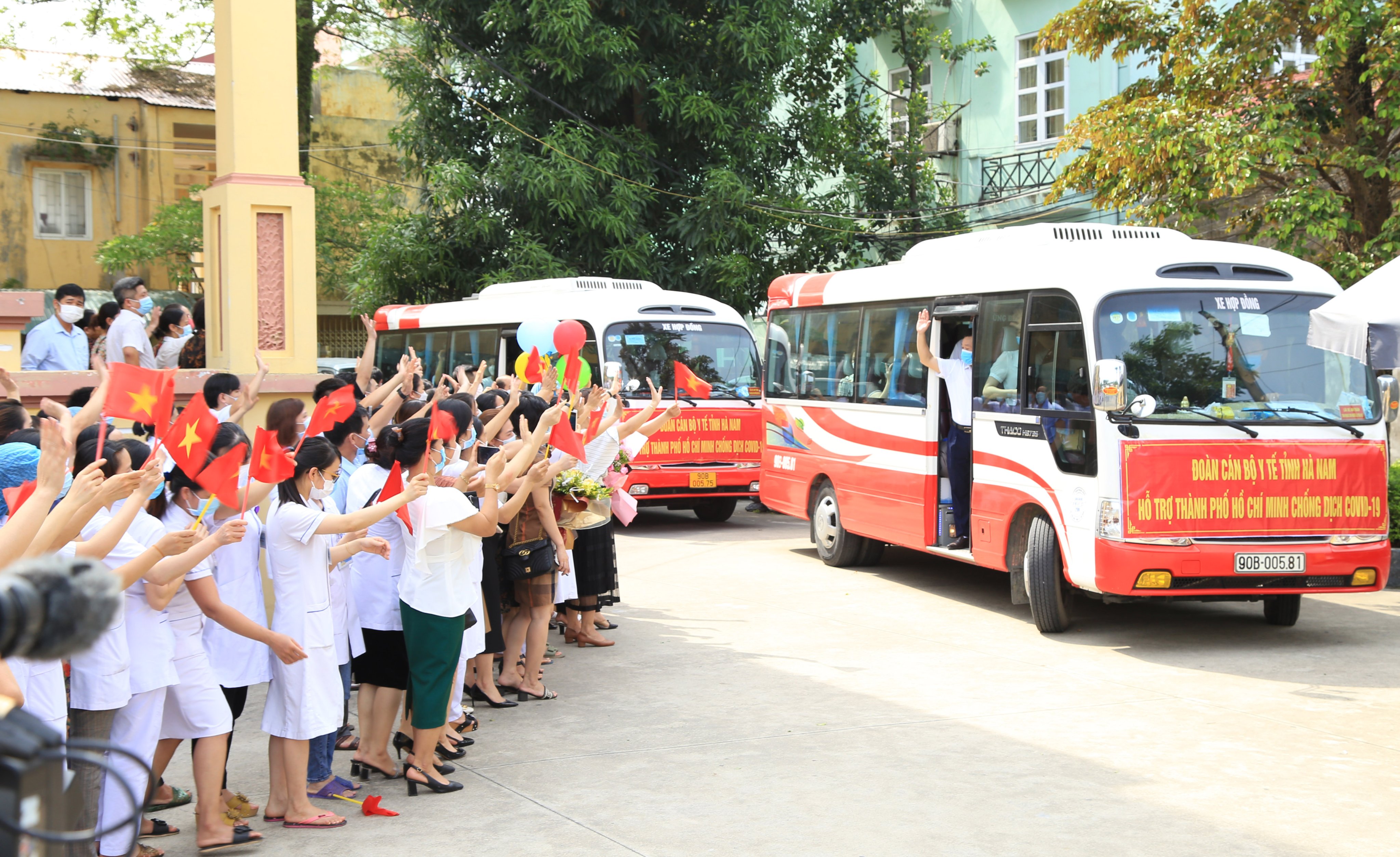 11. Các đoàn xe nối đuôi nhau chở đoàn cán bộ y tế tỉnh Hà Nam vào tiếp lửa TP Hồ Chí Minh chống dịch COVID-19.jpg