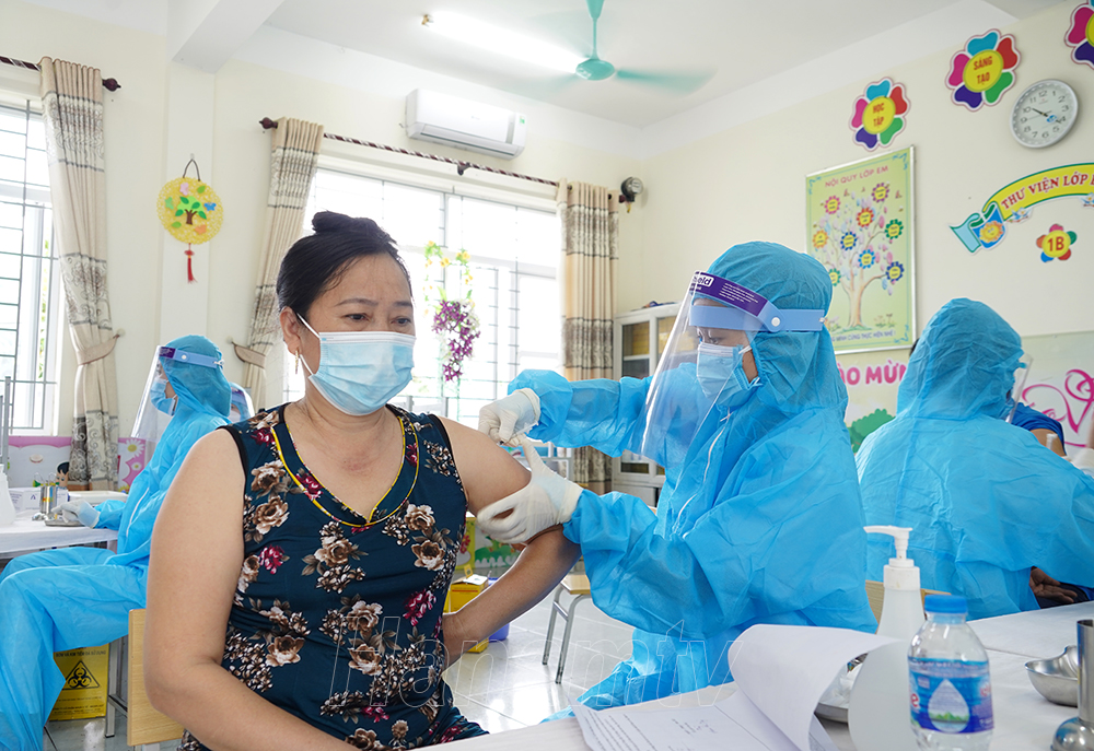 Tiêm vắc-xin cho người dân tại Phường Lương Khánh Thiện.jpg
