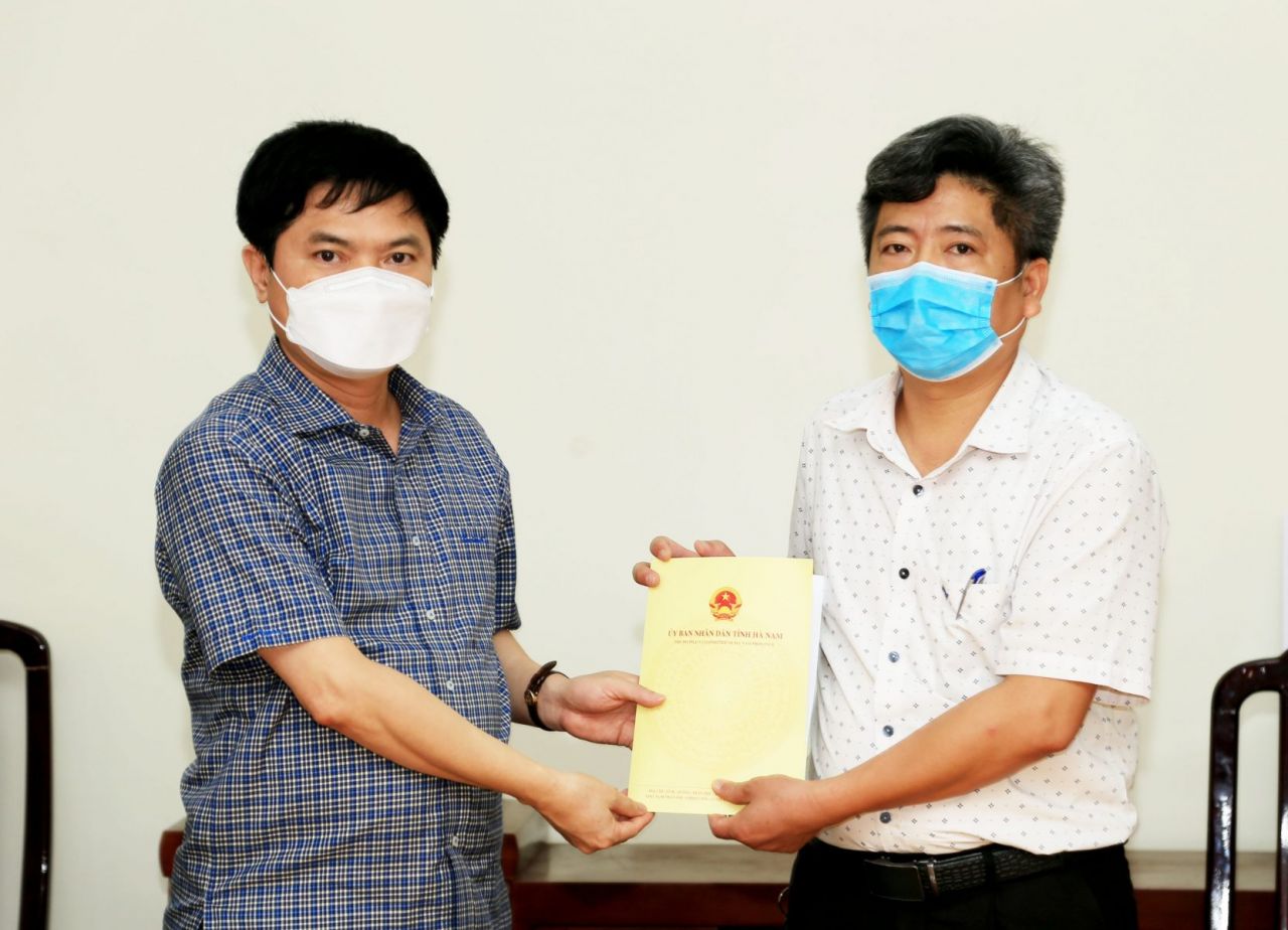 3 Đồng chí Chủ tịch UBND tỉnh Trương Quốc Huy trao quà động viên lực lượng tuyến đầu chống dịch.jpg