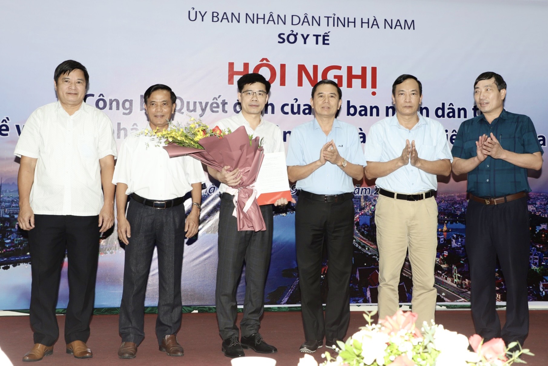 Ông Trần Xuân Dưỡng TUV Phó chủ tịch UBND tỉnh trao Quyết định của UBND tỉnh về việc sáp nhập Bệnh viện Sản - Nhi vào Bệnh viện Đa khoa tỉnh trực thuộc Sở Y tế cho lãnh đạo Bệnh viện Đa khoa tỉnh.jpg