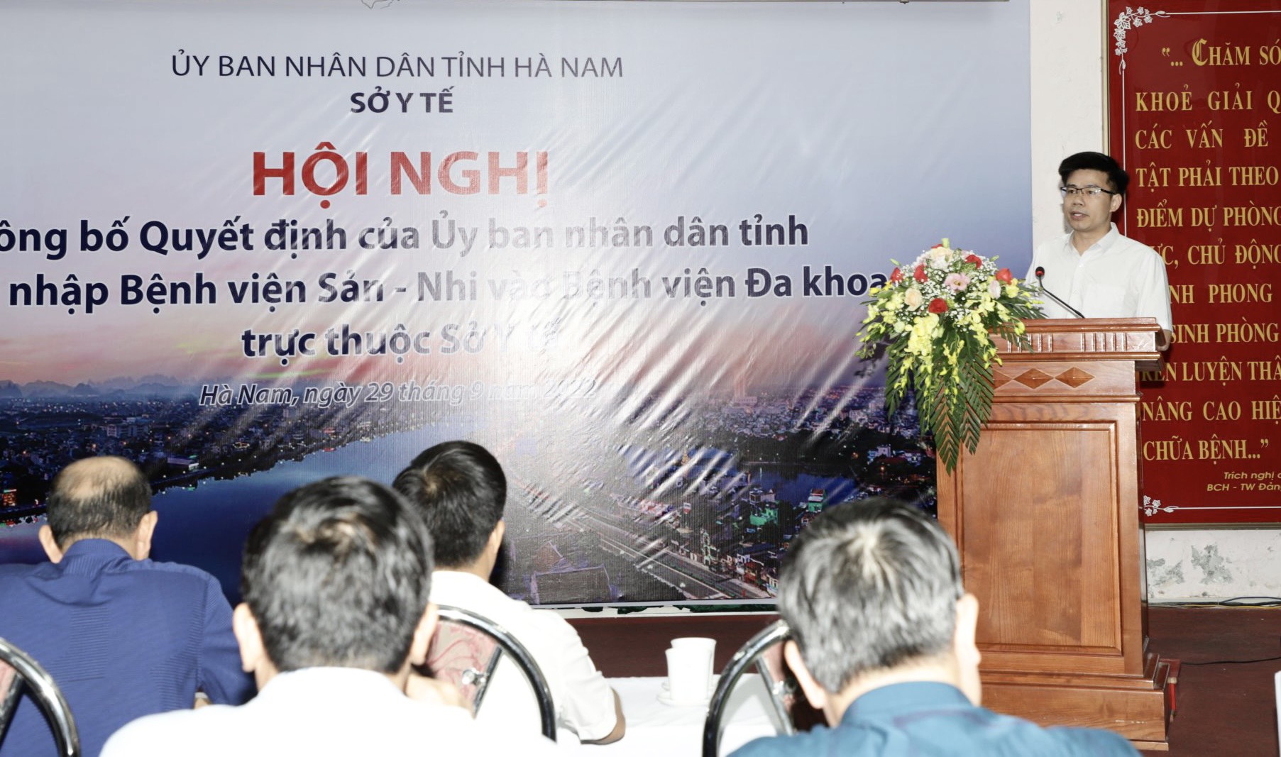 Ông Phan Anh Phong - Giám đốc Bệnh viện Đa khoa tỉnh phát biểu tại hội nghị.jpg