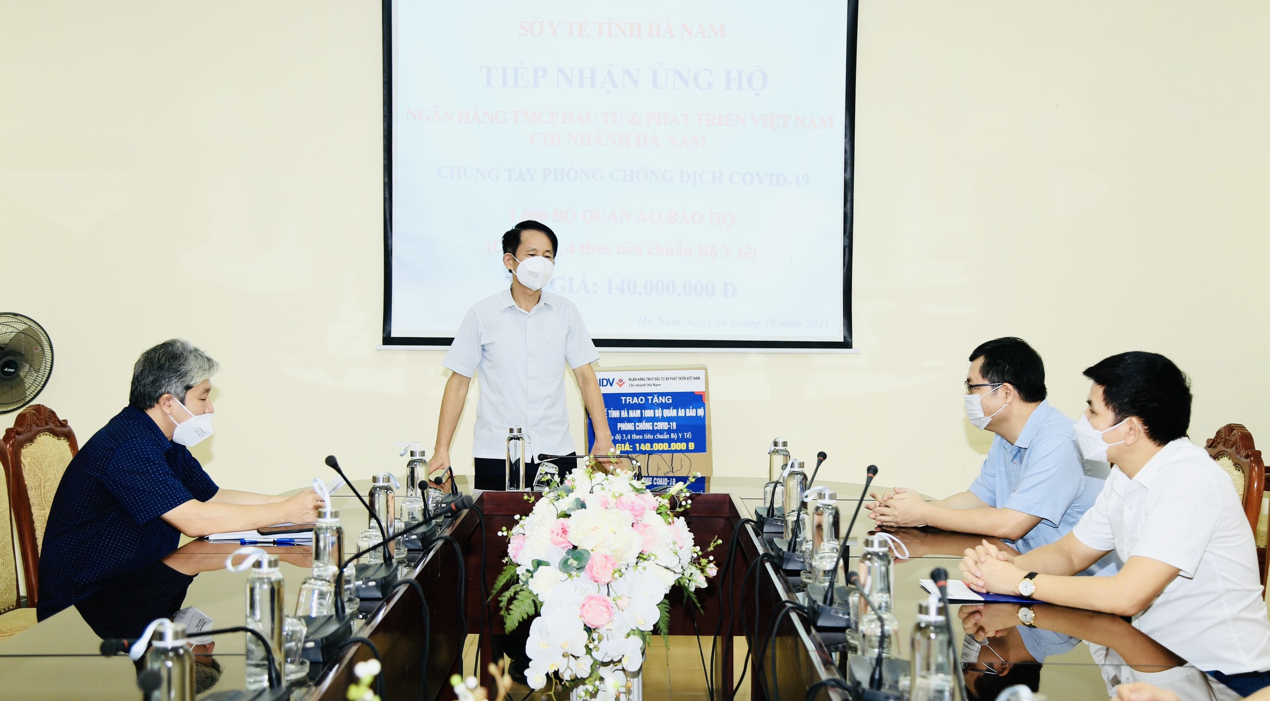 Ông Trần Viết Huệ - Phó giám đốc Sở Y tế đã cảm ơn sự đóng góp trách nhiệm của BIDV Hà Nam đối với công cuộc chống dịch Covid-19 của tỉnh và tấm lòng, tình cảm trân trọng dành cho cán bộ, nhân viên ngành y.jpg