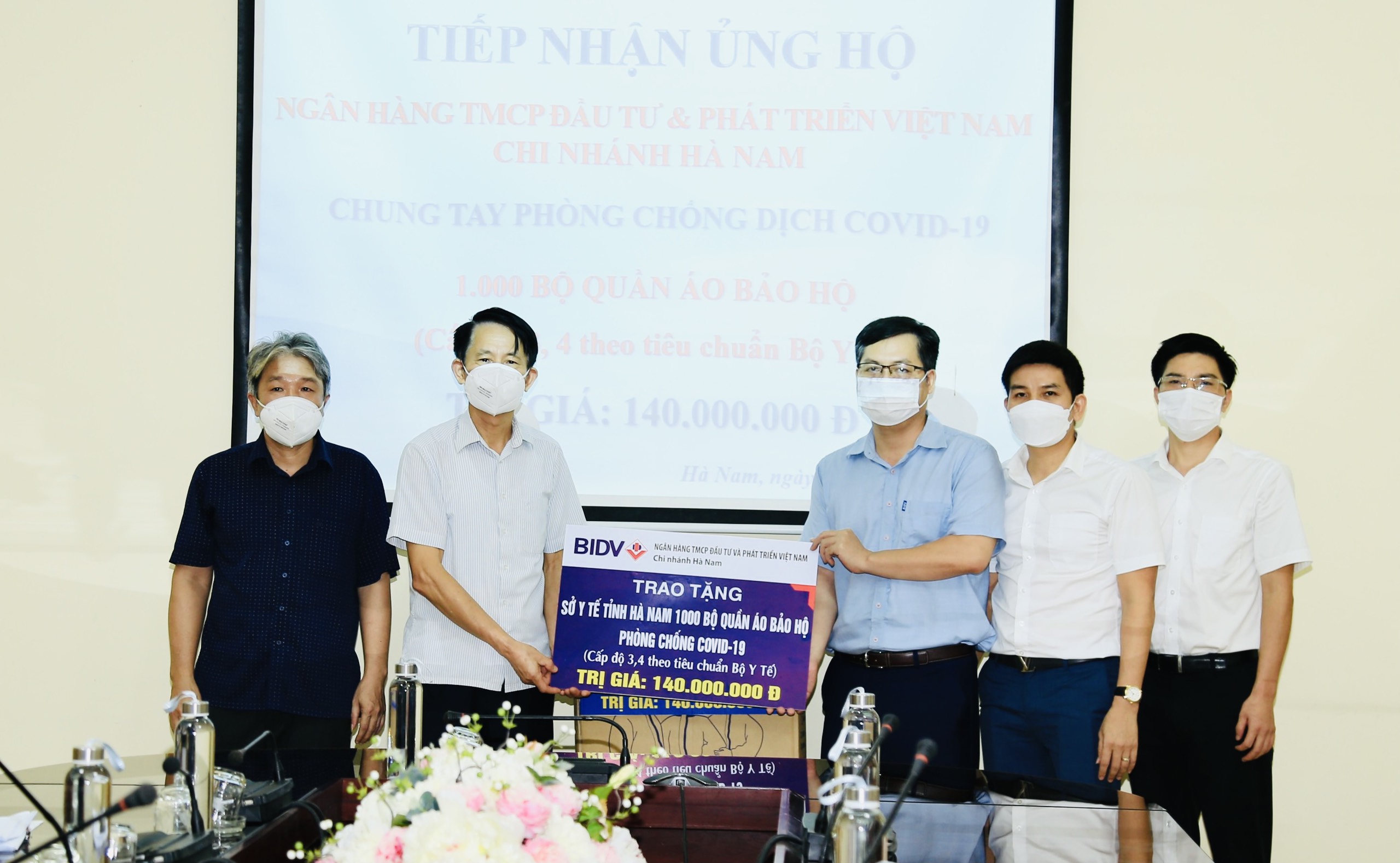 BIDV Hà Nam trao tặng 1.000 bộ quần áp bảo hộ y tế phòng chống dịch Covid -19 cấp 3 và cấp 4 cho Sở Y tế.jpg