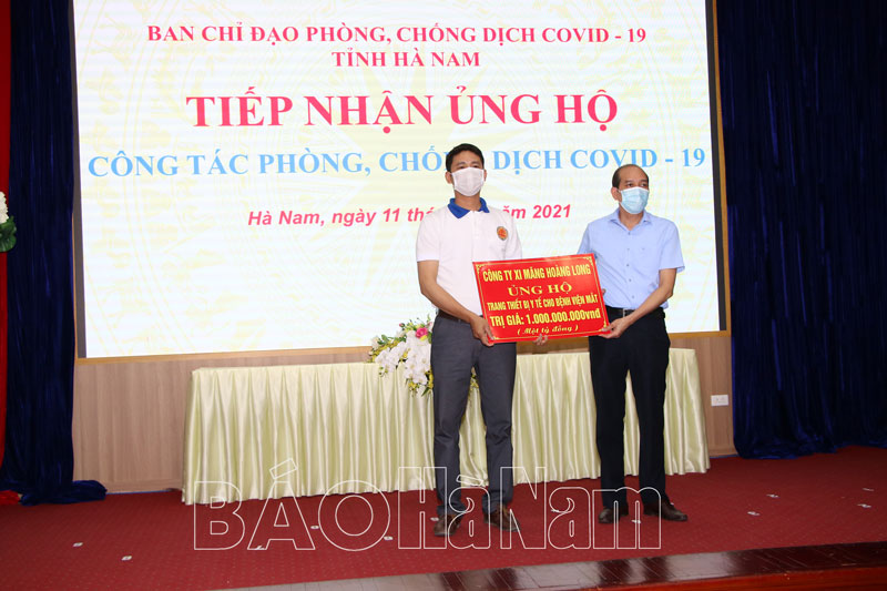 2 Đại diện công ty Xi măng Hoàng Long trao tặng hỗ trợ Bệnh viện Mắt Hà Nam 1 tỷ đồng.jpg