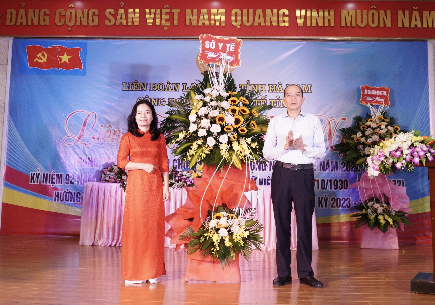 3 Ông Nguyễn Trọng Khải – Tỉnh uỷ viên, Giám đốc Sở Y tế tặng hoa chúc mừng Liên hoan.jpg