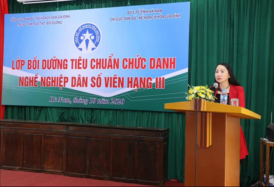 TS Tạ Thị Hoa - Chi cục trưởng Chi cục Dân số - KHHGĐ tỉnh phát biểu tại hội nghị.jpg