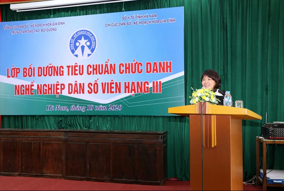 Đc Nguyễn Thị Bích Liên - Phó Giám đốc Trung tâm Đào tạo, Bồi dưỡng Tổng cục Dân số phát biểu tại hội nghị.jpg