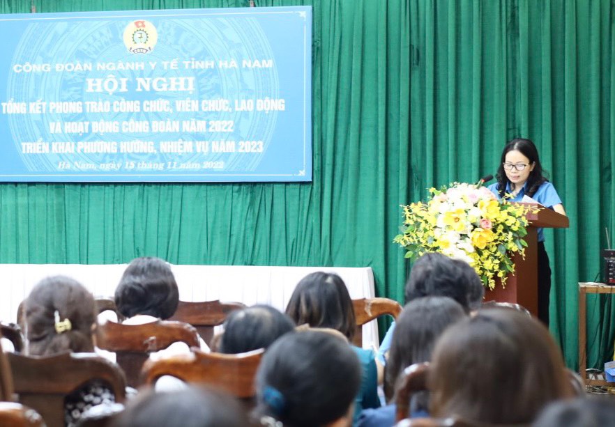 1Bà Lục Việt Hoa – Chủ tịch Công đoàn Ngành Y tế báo cáo kết quả phong trào công chức, viên chức, lao động và hoạt động công đoàn năm 2022.jpg