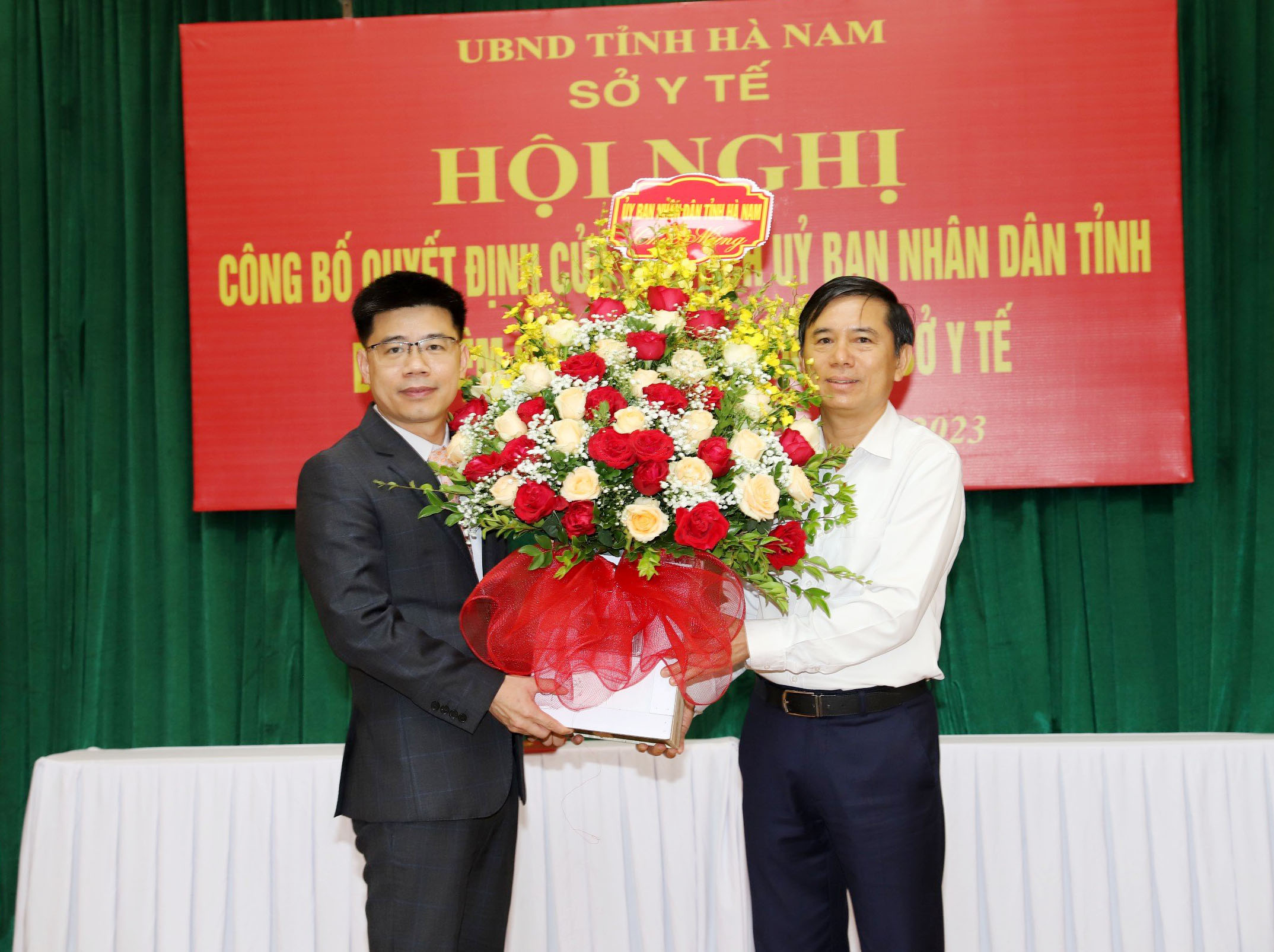 3. Đồng chí Trần Xuân Dưỡng, Tỉnh ủy viên, Phó Chủ tịch UBND tỉnh trao quyết định bổ nhiệm và tặng hoa chức mừng tân Phó Giám đốc Sở Y tế Phan Anh Phong.jpg