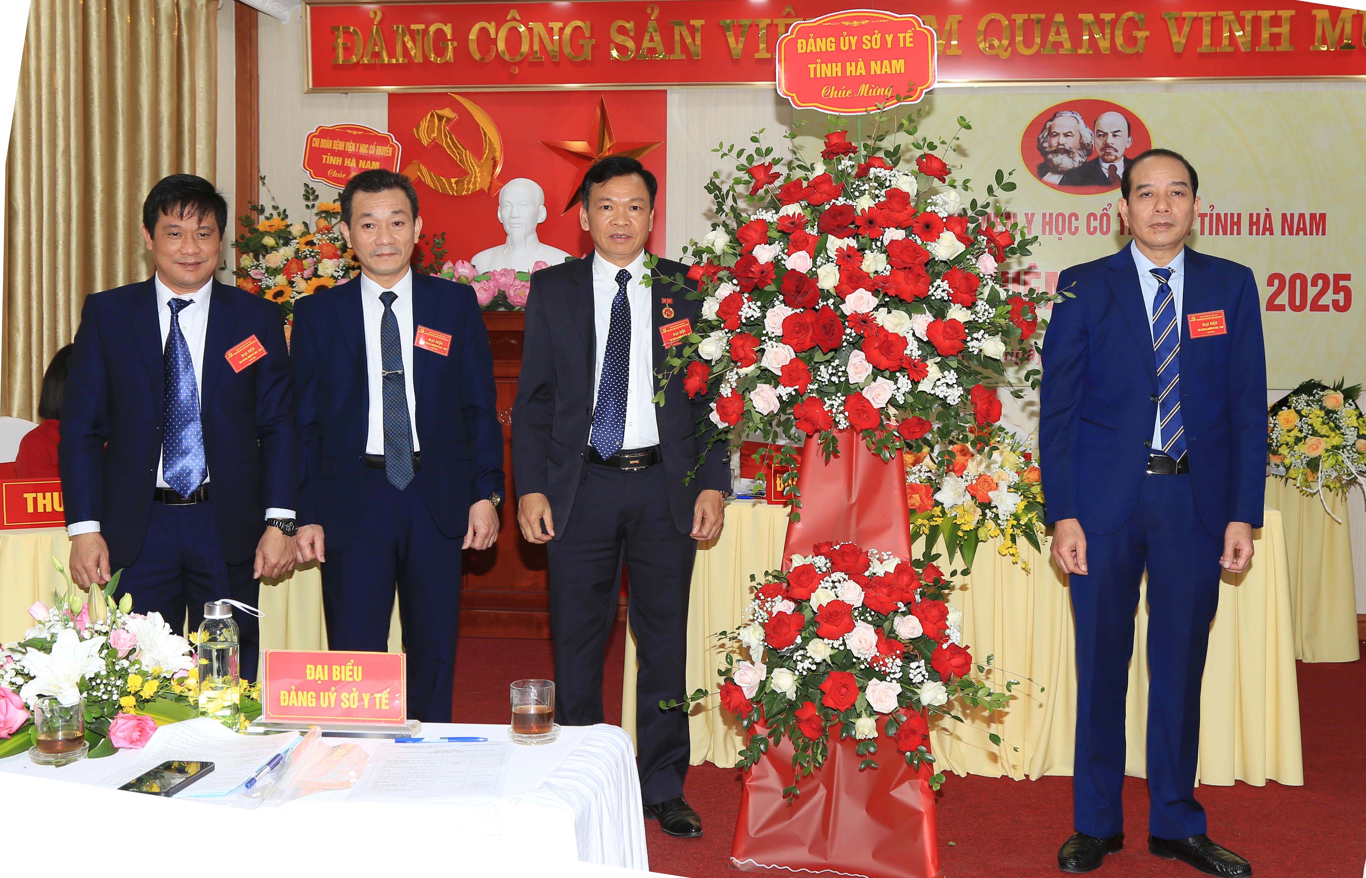 1. Ông Nguyễn Trọng Khải – Tỉnh ủy viên, Bí thư Đảng ủy Sở Y tế tặng hoa chúc mừng Đại hội.JPG