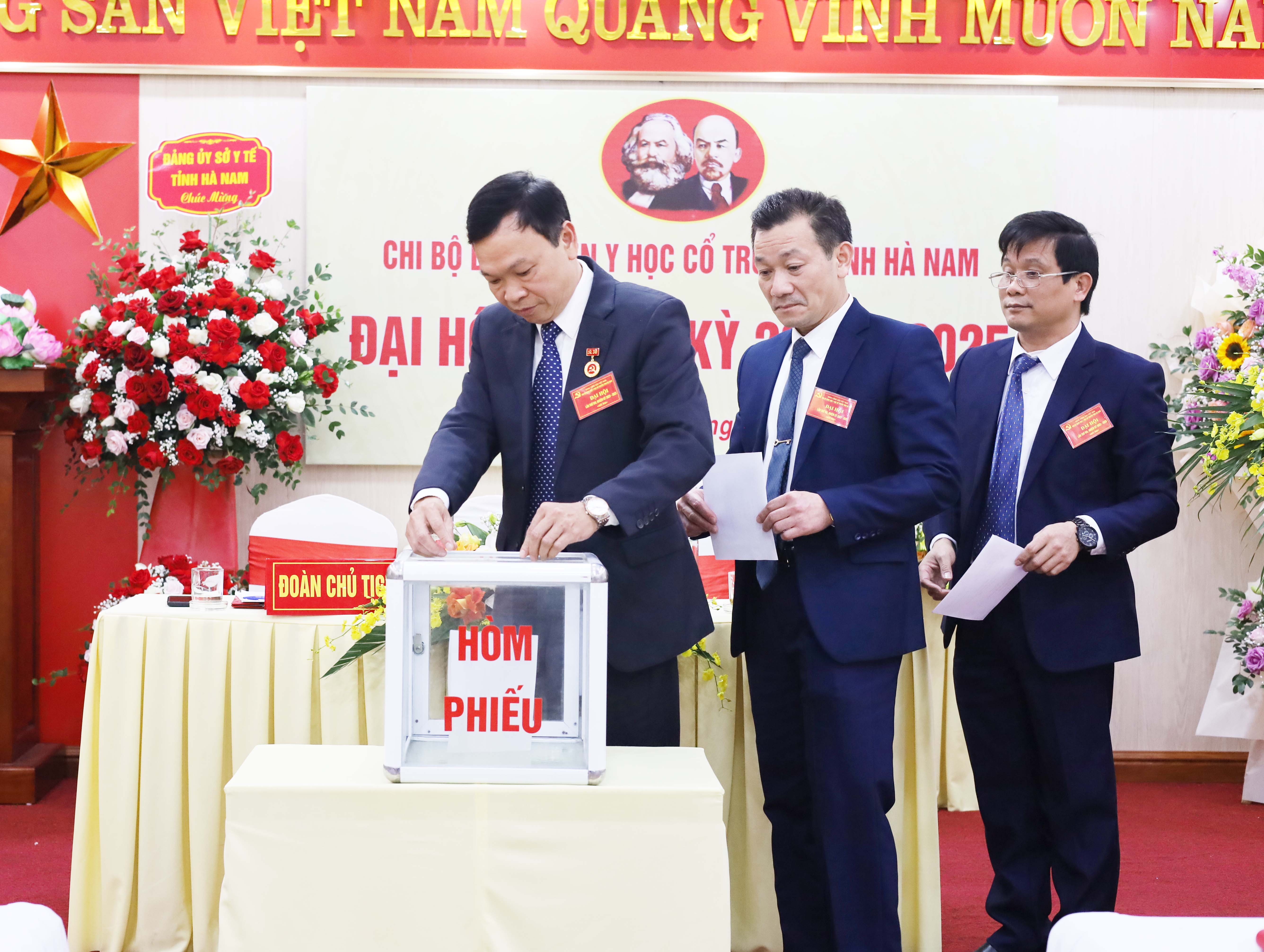 5. Các đại biểu bỏ phiếu bầu Ban chi ủy Chi bộ Bệnh viện Y học cổ truyền tỉnh khóa VIII.JPG