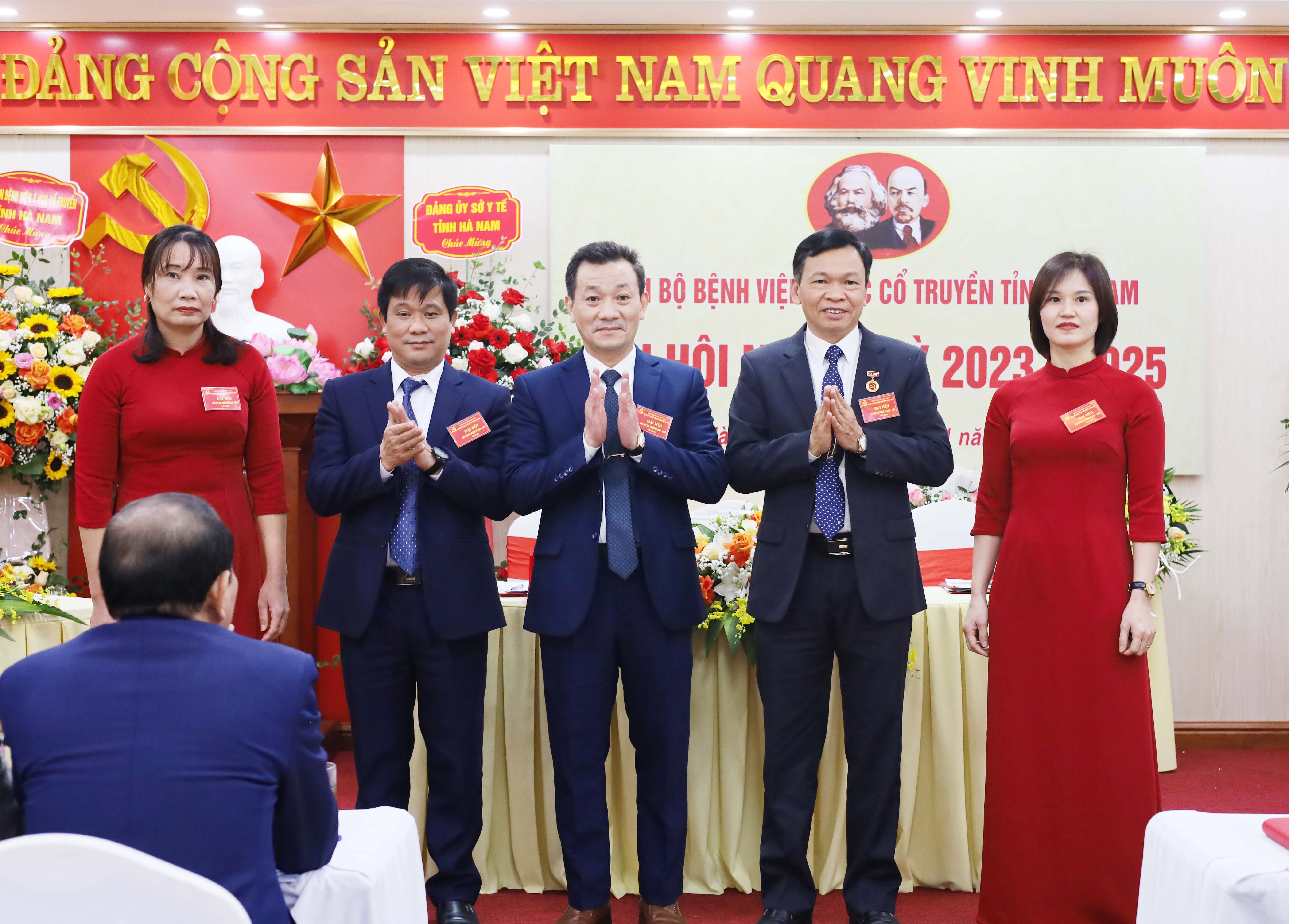 6. Ban chi ủy Chi bộ Bệnh viện Y học cổ truyền tỉnh khóa VIII, nhiệm kỳ 2023-2025 ra mắt đại hội.JPG