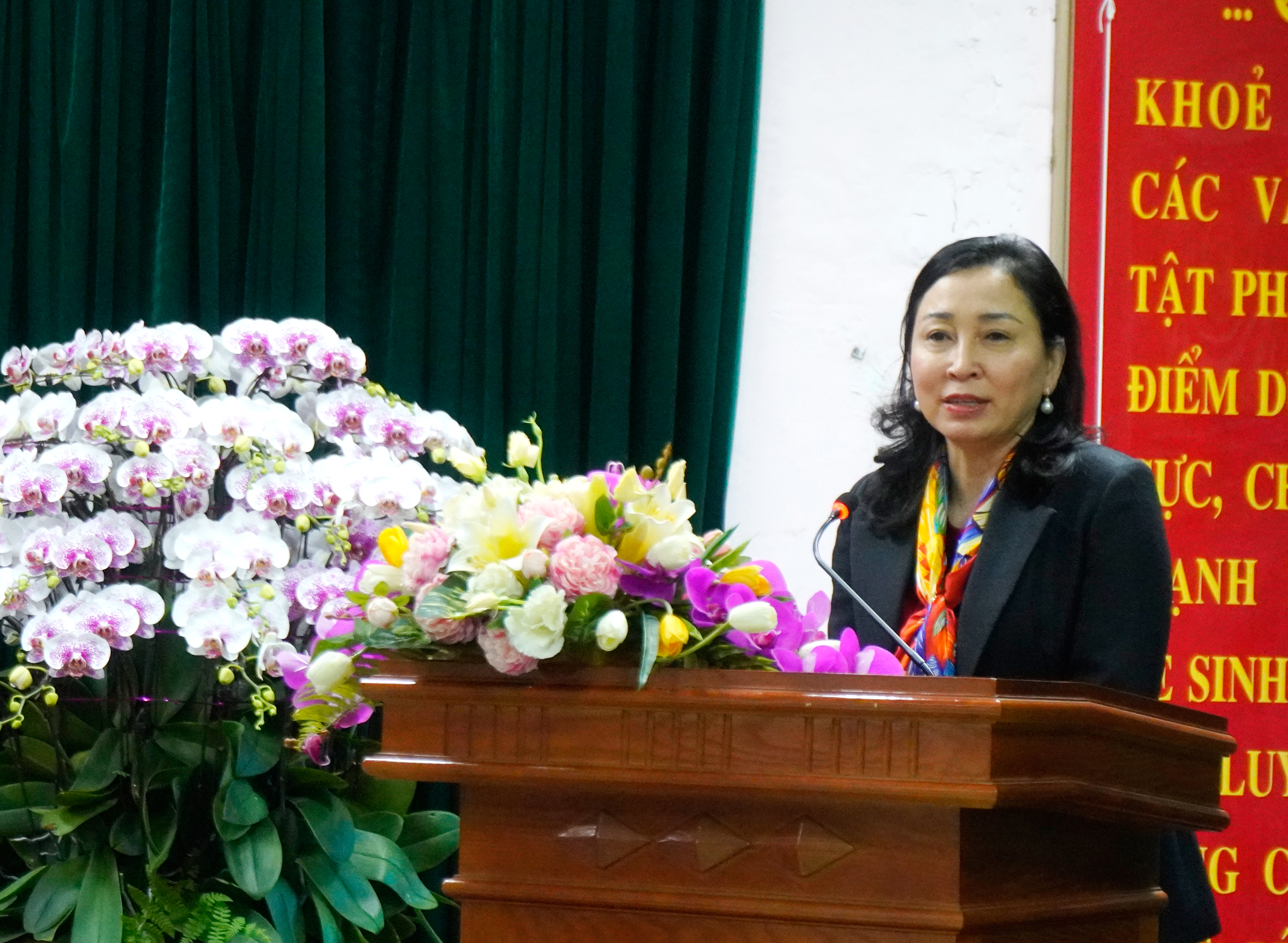 3 Đồng chí Đinh Thị Lụa, Phó Bí thư Thường trực Tỉnh ủy phát biểu tại buổi thăm, chúc Tết cán bộ, nhân viên, người lao động Bệnh viện Đa khoa tỉnh.jpg