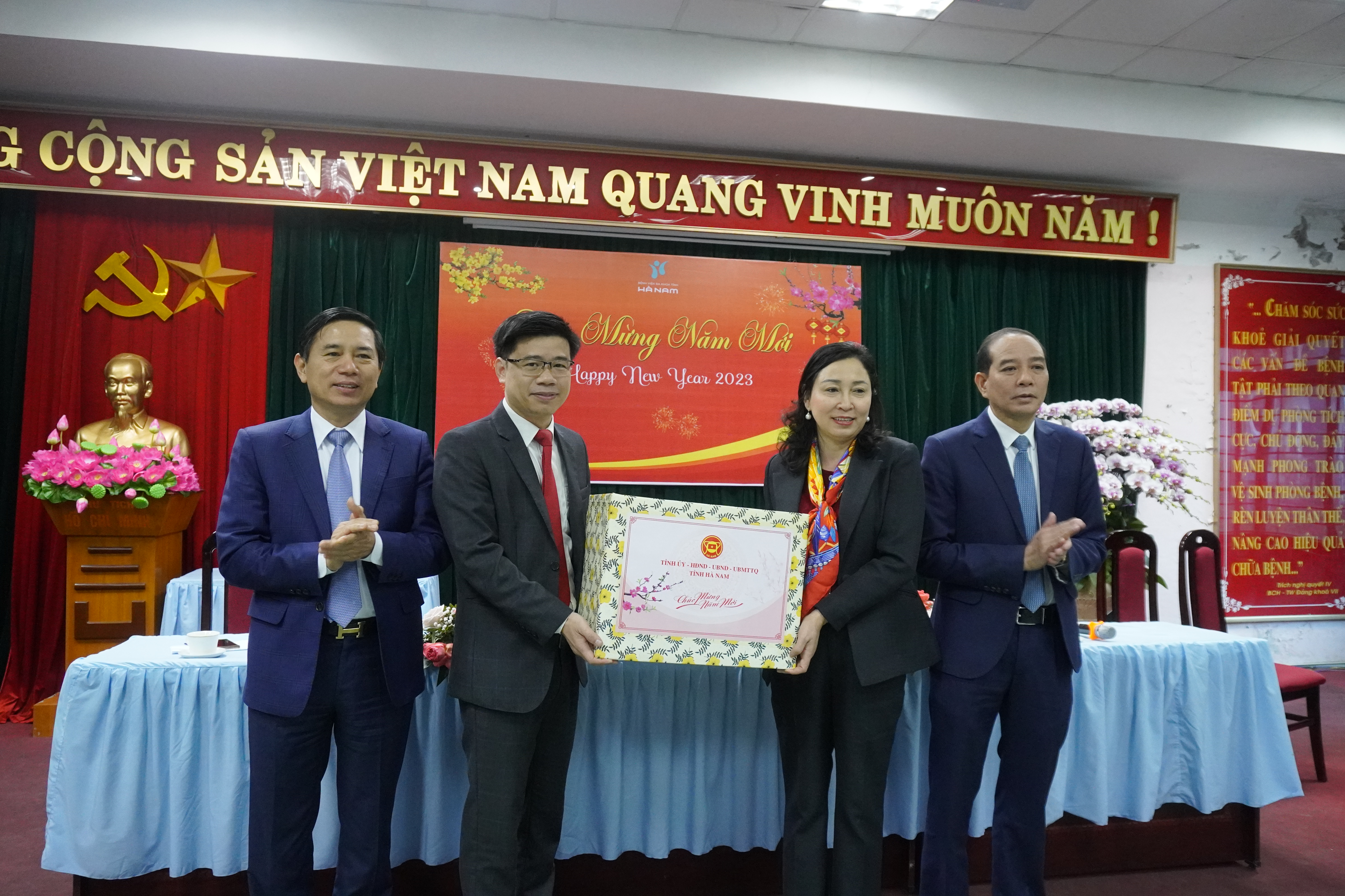 4 Đồng chí Đinh Thị Lụa, Phó Bí thư Thường trực Tỉnh ủy; đồng chí Trần Xuân Dưỡng, Tỉnh uỷ viên, Phó Chủ tịch UBND tỉnh thay mặt Tỉnh uỷ, HĐND, UBND, UBMTTQ tỉnh đã đến thăm, chúc Tết và tặng quà cán bộ BVĐK tỉnh.JPG