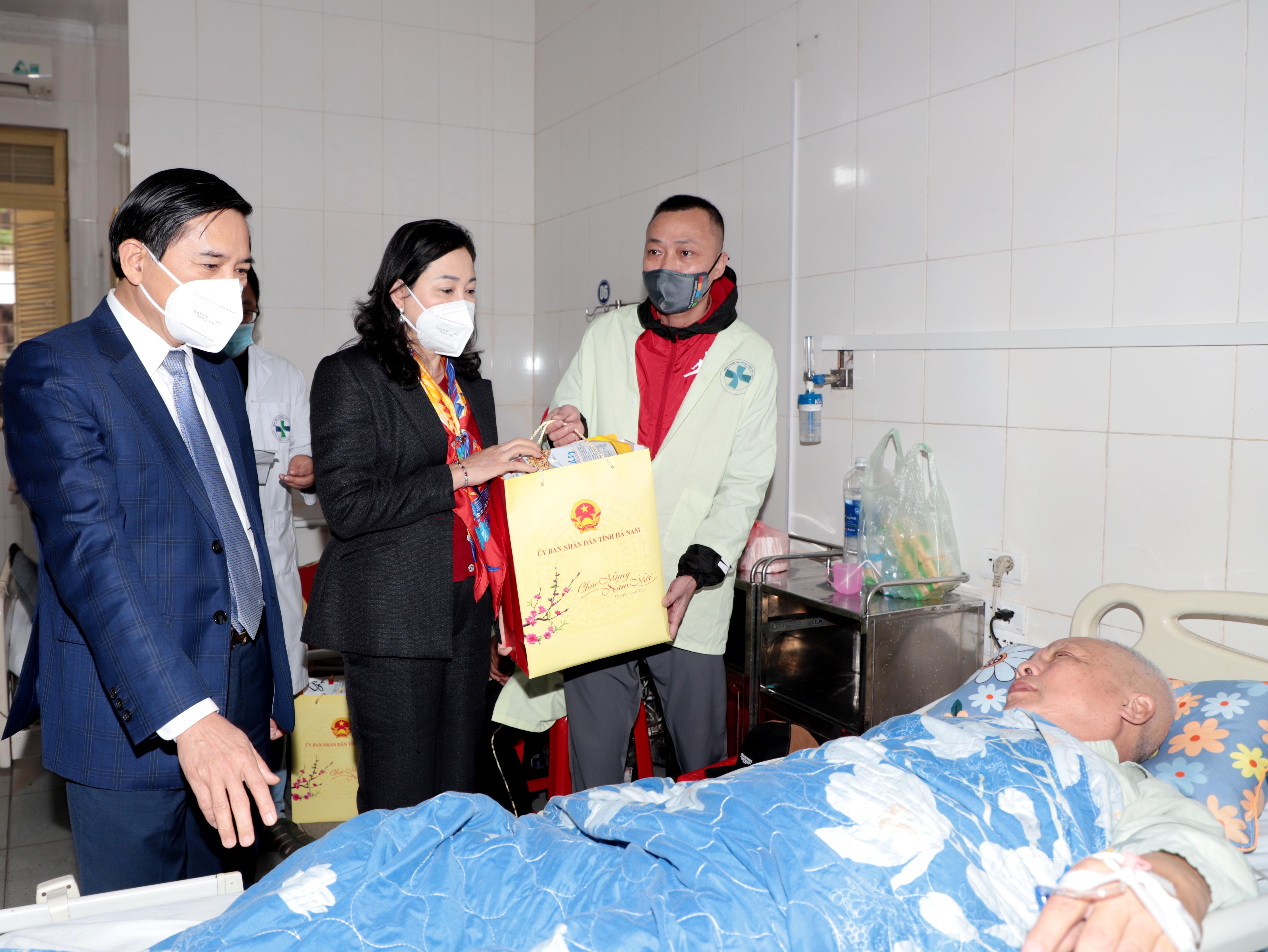 6 Đồng chí Phó Bí thư Thường trực Tỉnh ủy và các đồng chí lãnh lạo tỉnh đã thăm hỏi, động viên và tặng quà cho một số bệnh nhân đang điều trị tại Khoa Cấp cứu, BVĐK tỉnh.JPG