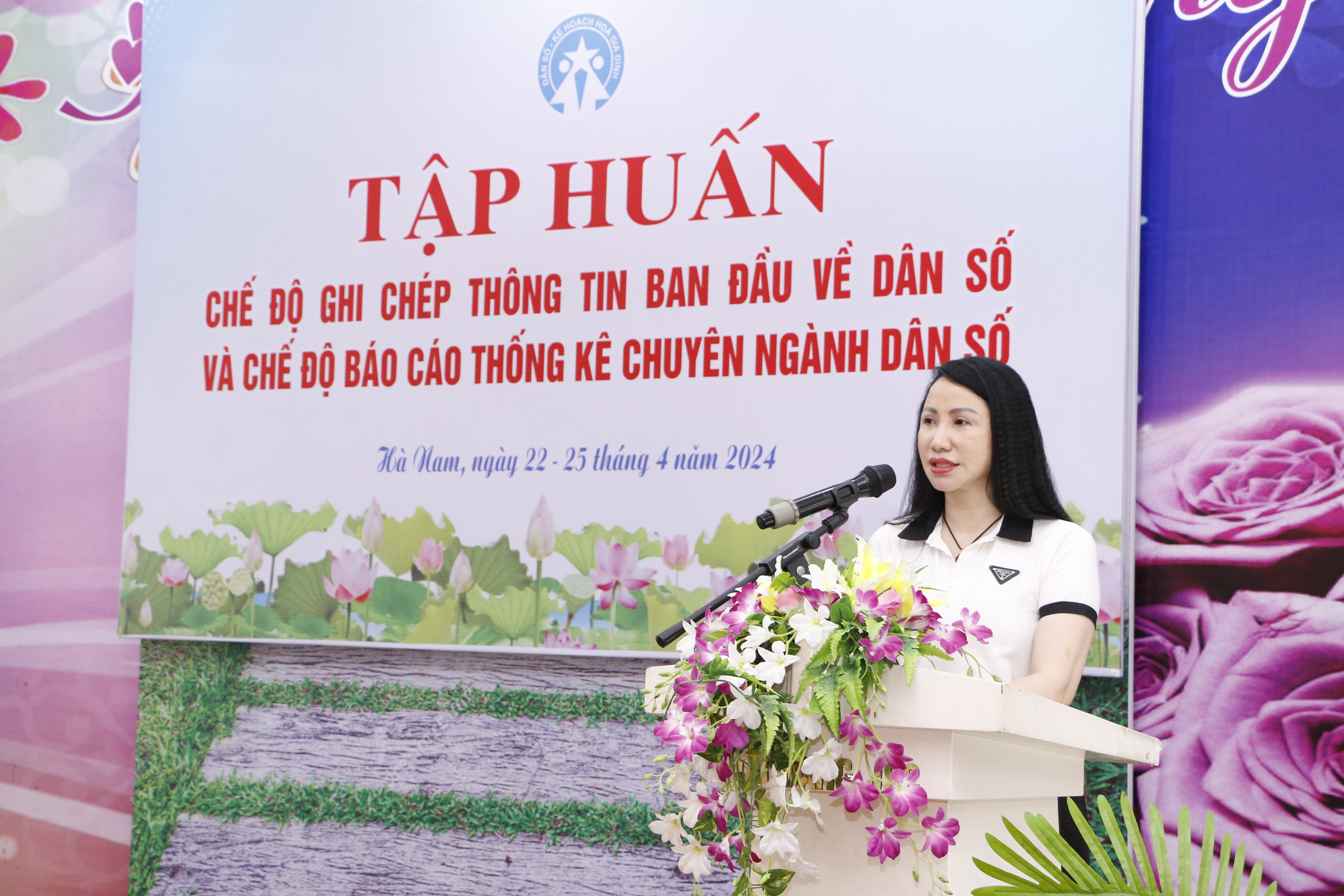 ảnh 1. Đồng chí Tạ Thị Hoa - Chi cục trưởng Chi cục Dân số - KHHGĐ phát biểu khai mạc hội nghị tập huấn.JPG