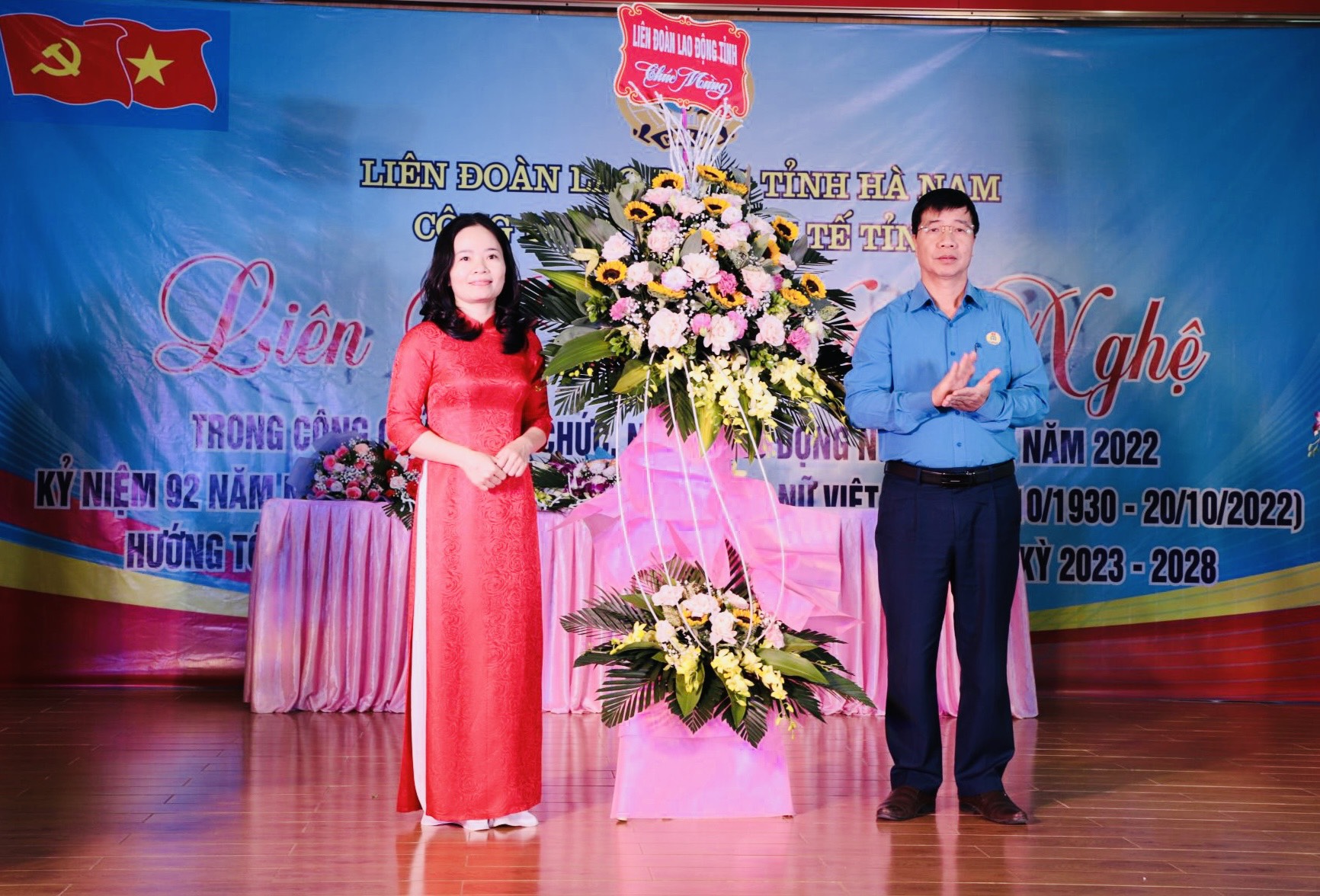 2 Ông Trịnh Văn Bừng - Uỷ viên Ban chấp hành Tổng Liên đoàn lao động Việt Nam, Tỉnh uỷ viên, Chủ tịch Liên đoàn lao động tỉnh tặng hoa chúc mừng Liên hoan.jpg