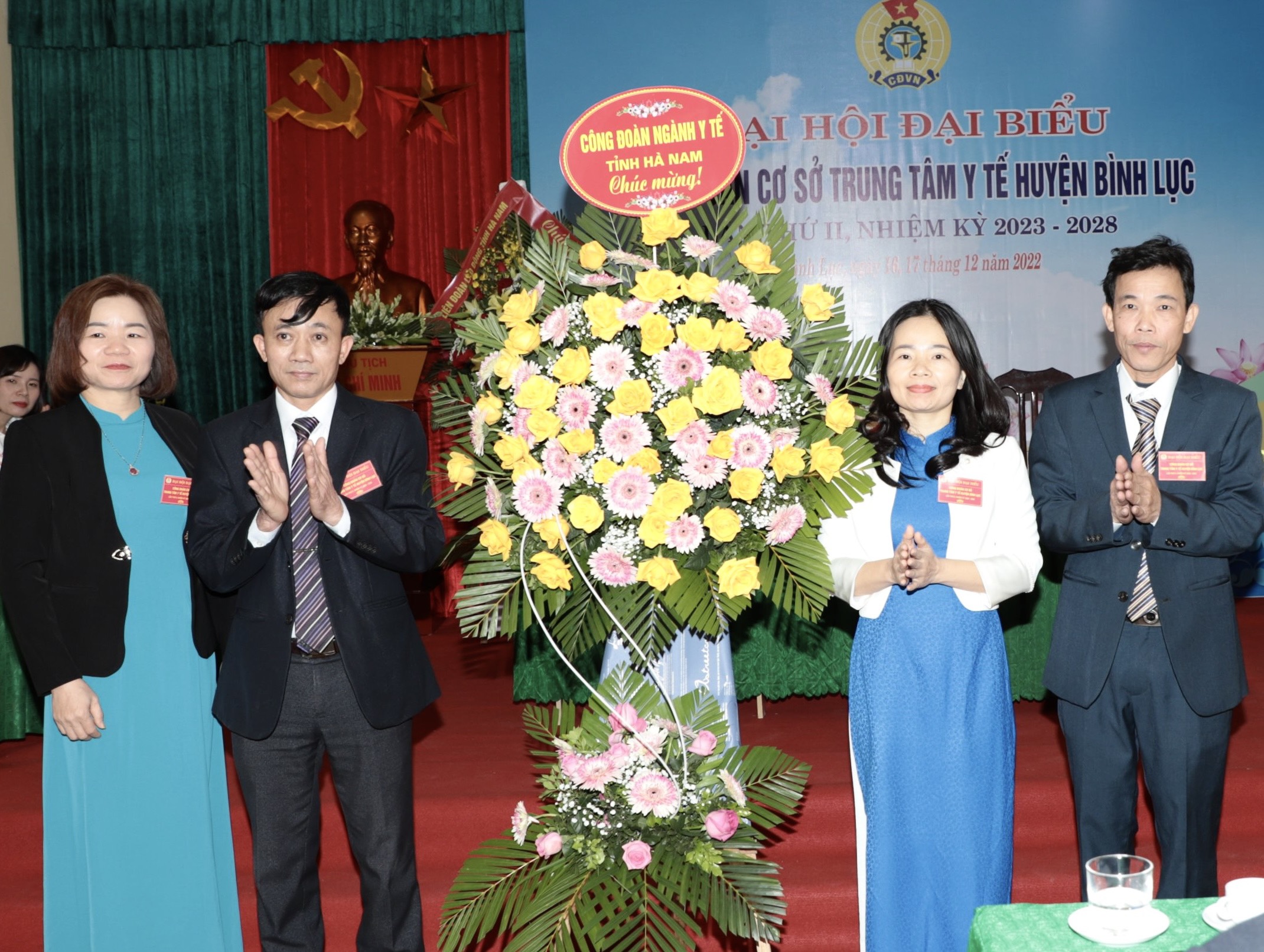 7. Bà Lục Việt Hoa - Chủ tịch Công đoàn Ngành Y tế tặng hoa chúc mừng Đại hội.jpg